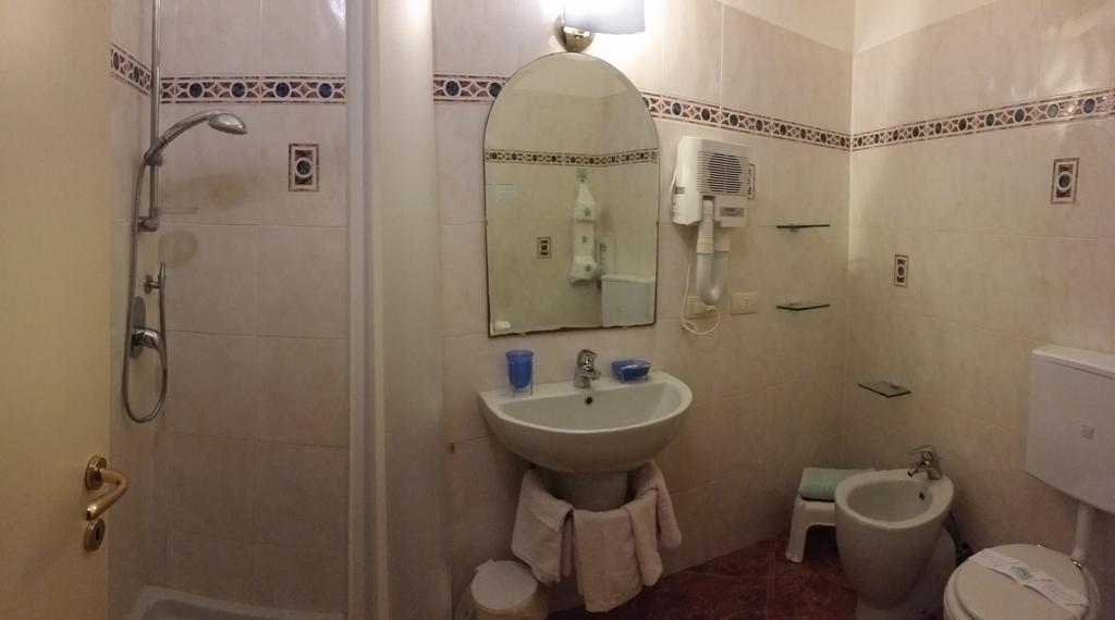 Affittacamere Da Carla Bonassola Habitación foto